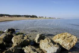 Image du Maroc Professionnelle de  Le site balnéaire de Saidia surnommée « la perle bleue » fait partie des plus longues plages du royaume, avec ses 14 kilomètres caractérisée par son sable fin et doré, ainsi que son climat méditerranéen, Lundi 15 Janvier 2007. (Photo / Abdeljalil Bounhar)

 